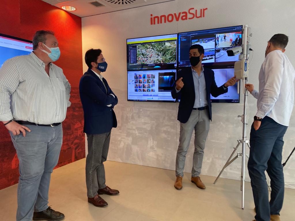 El alcalde de El Ejido visita el laboratorio Smart City de InnovaSur para conocer cómo se gestionan las soluciones y tecnologías inteligentes