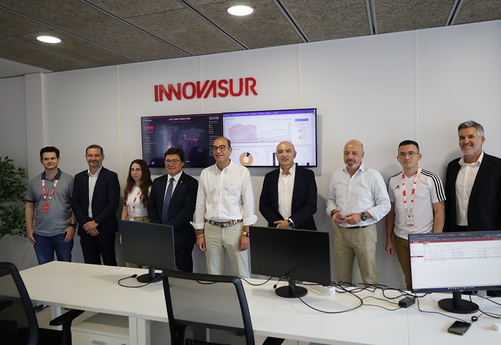 Foto de grupo en la visita a la nueva oficina de Cáceres