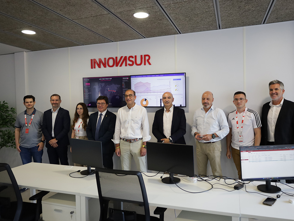 Foto de grupo en la visita a la nueva oficina de Cáceres